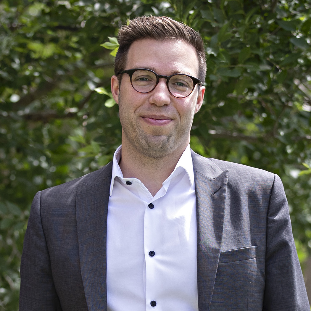 Tobby Parent, qui a pu aller dans un camp de vacances lorsqu'il était jeune grâce à une fondation. Aujourd'hui, il est banquier et s'implique auprès des jeunes.